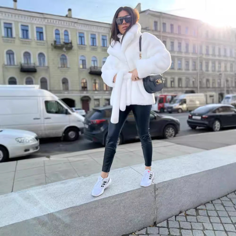 Damen Kurzmantel aus luxuriösem Kunstpelz mit Taillengürtel und hohem Schalkragen Drune