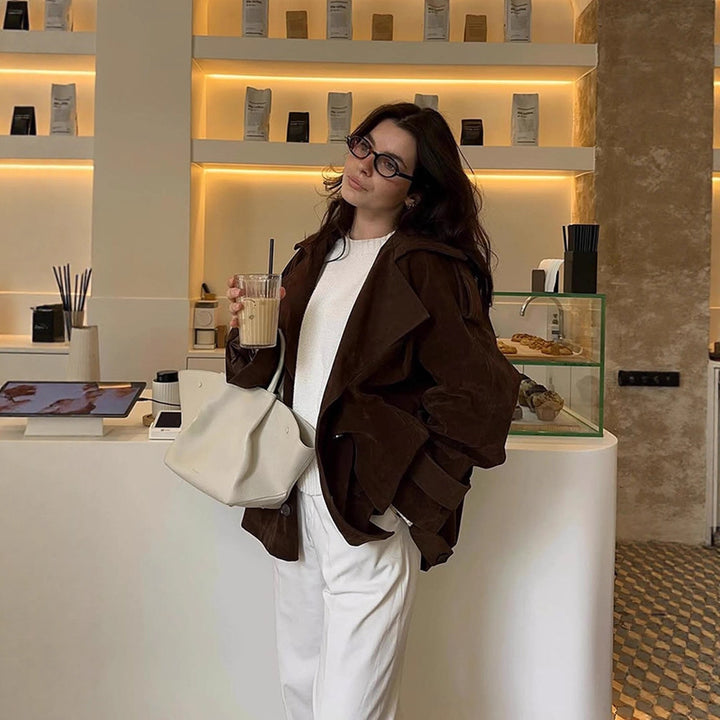 Damen Kurztrench aus Veloursleder-Optik mit weitem Revers und boxy Silhouette Drune
