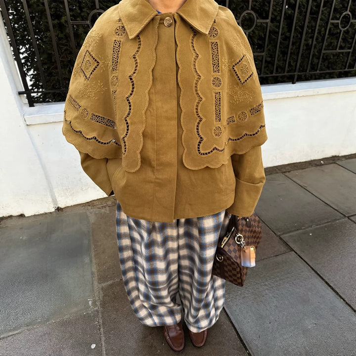 Damen Kurzjacke mit besticktem Cape, Lochstickerei und geschwungenem Saum Drune