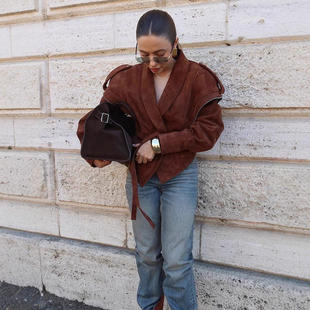 Damen Veloursleder‑Wickeljacke mit breitem Schalkragen und Taillengürtel Drune