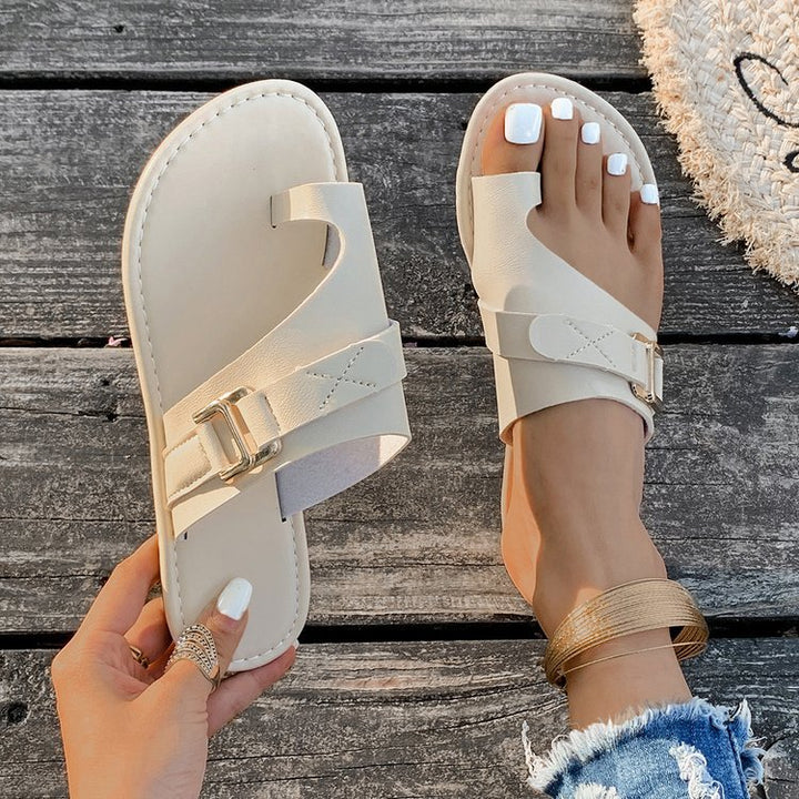 Damen Zehentrenner-Sandalen mit modischem Schnallen-Detail und bequemem Fußbett Drune