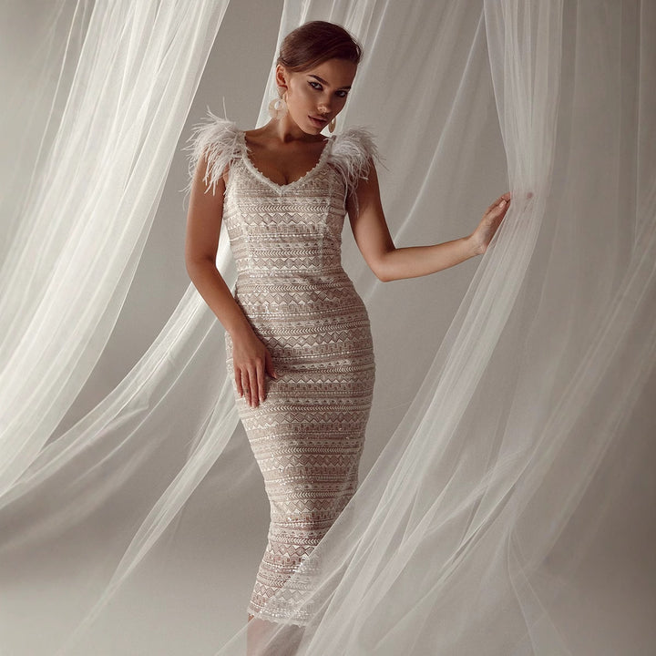 Damen Elegantes Midikleid mit Pailletten-Besatz und federverzierten Schulterpartien Drune