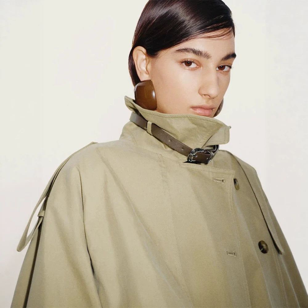 Damen Kurzer Boxy-Trenchcoat mit weitem Revers, Schulterriegeln und verstellbaren Manschetten Drune