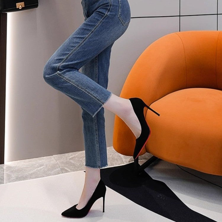 Damen Elegante spitz zulaufende Velours‑Pumps mit kontrastierender roter Laufsohle und schmalem Stiletto Drune