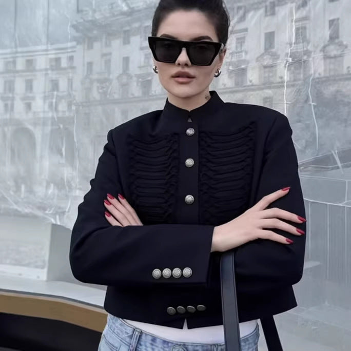 Damen 700+ taillierte Cropped‑Militärjacke mit Stehkragen, Zierkordeln und dekorativen Metallknöpfen Drune