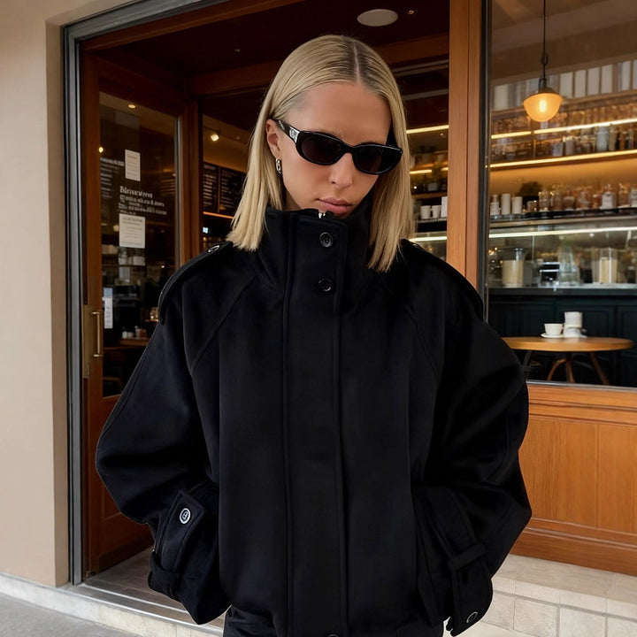 Damen Kurze Wollmix‑Jacke mit Stehkragen, Schulterklappen und verstellbaren Manschetten Drune