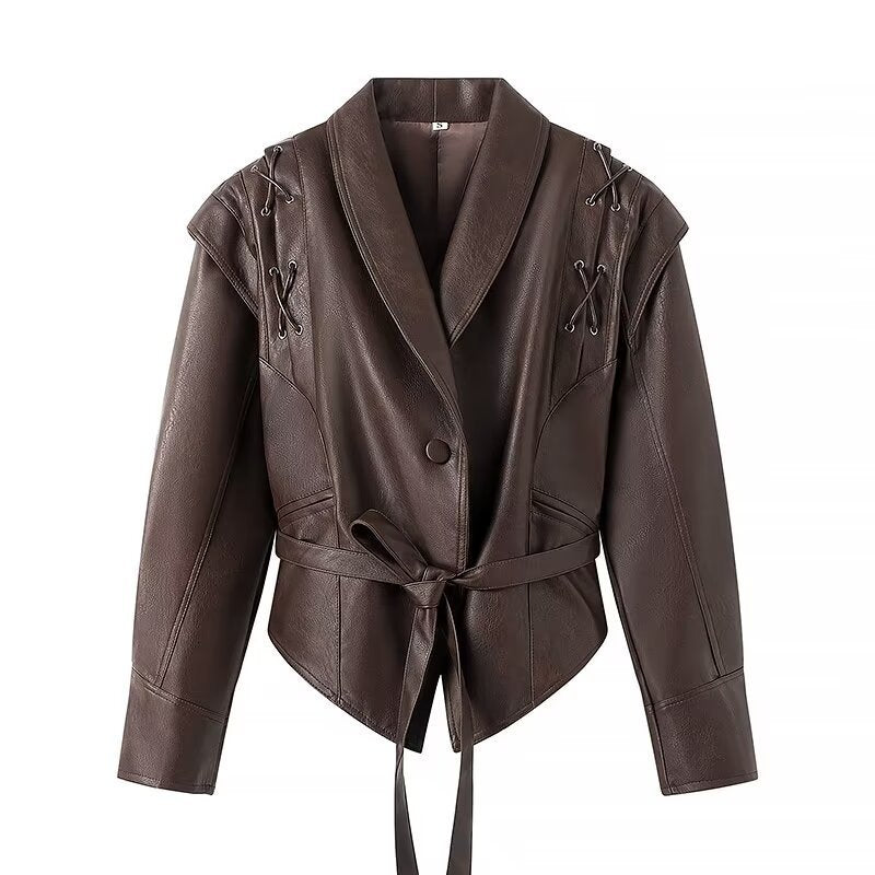 Damen kurzgeschnittene Kunstlederjacke mit Schalkragen, Schnürdetails an Schultern und Taillengürtel Drune