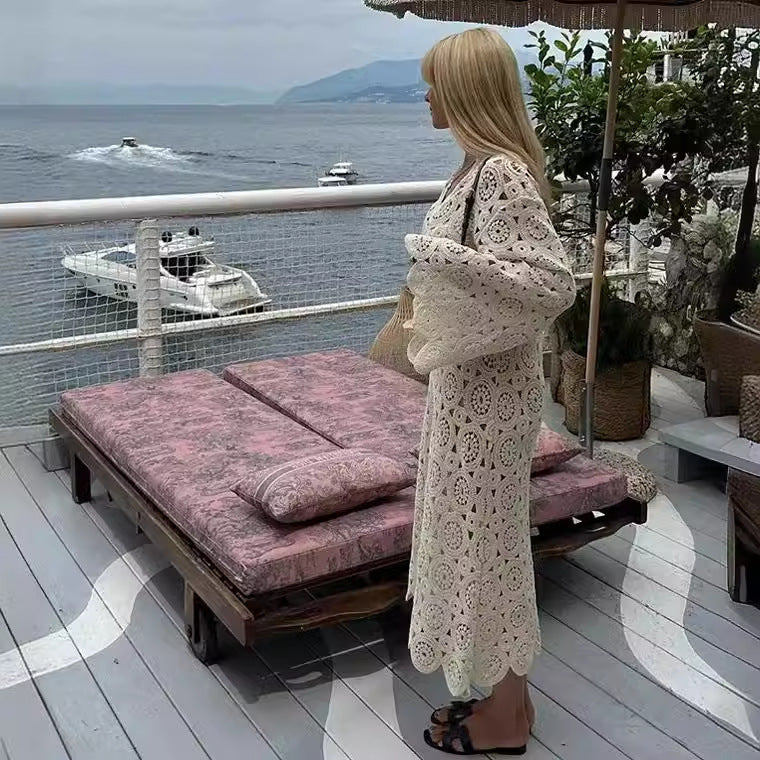 Damen 50+ gehäkeltes Maxikleid‑Kaftan mit V‑Ausschnitt, Trompetenärmeln und floraler Lochspitze Drune
