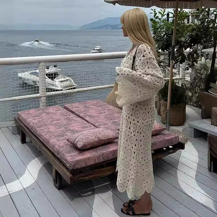 Damen 50+ gehäkeltes Maxikleid‑Kaftan mit V‑Ausschnitt, Trompetenärmeln und floraler Lochspitze Drune