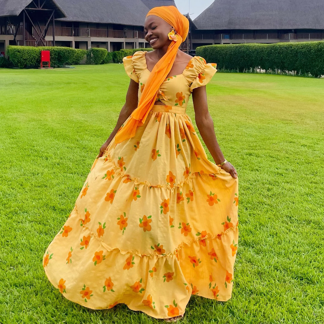 Damen Maxikleid mit voluminösen Rüschen und floralen Akzenten Drune