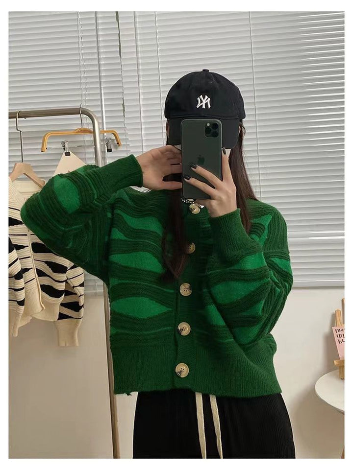 Damen Strickjacke mit kunstvollem Wellenmuster und großen Holzknöpfen Drune