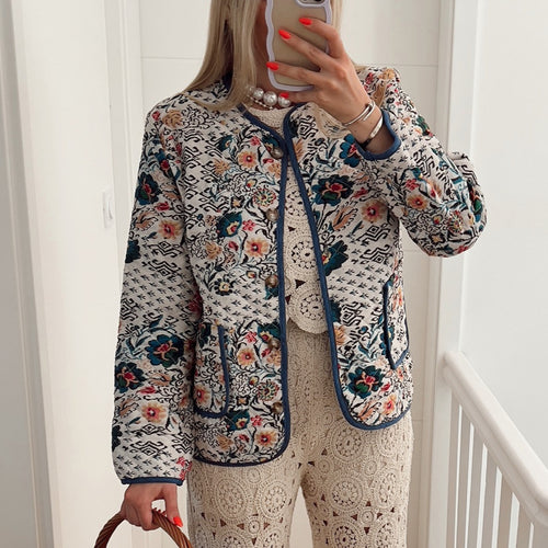 Damen nan gesteppte Blusenjacke mit floral-ethnischem Print, leichter Wattierung und kontrastierender Paspel Drune