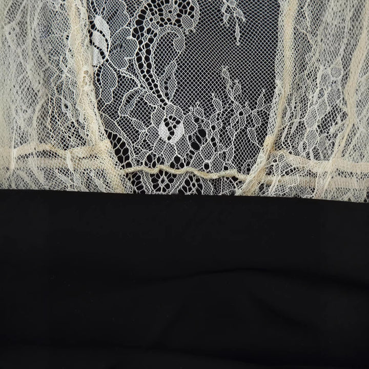 Damen Elegantes Slipkleid mit Spitzen-Overlay, Stehkragen und Volantärmeln Drune