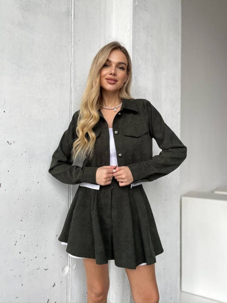 Damen kurzes Cordjacken- und Faltenrock-Set mit taillenhohem Faltenrock und cropped Hemdjacke Drune