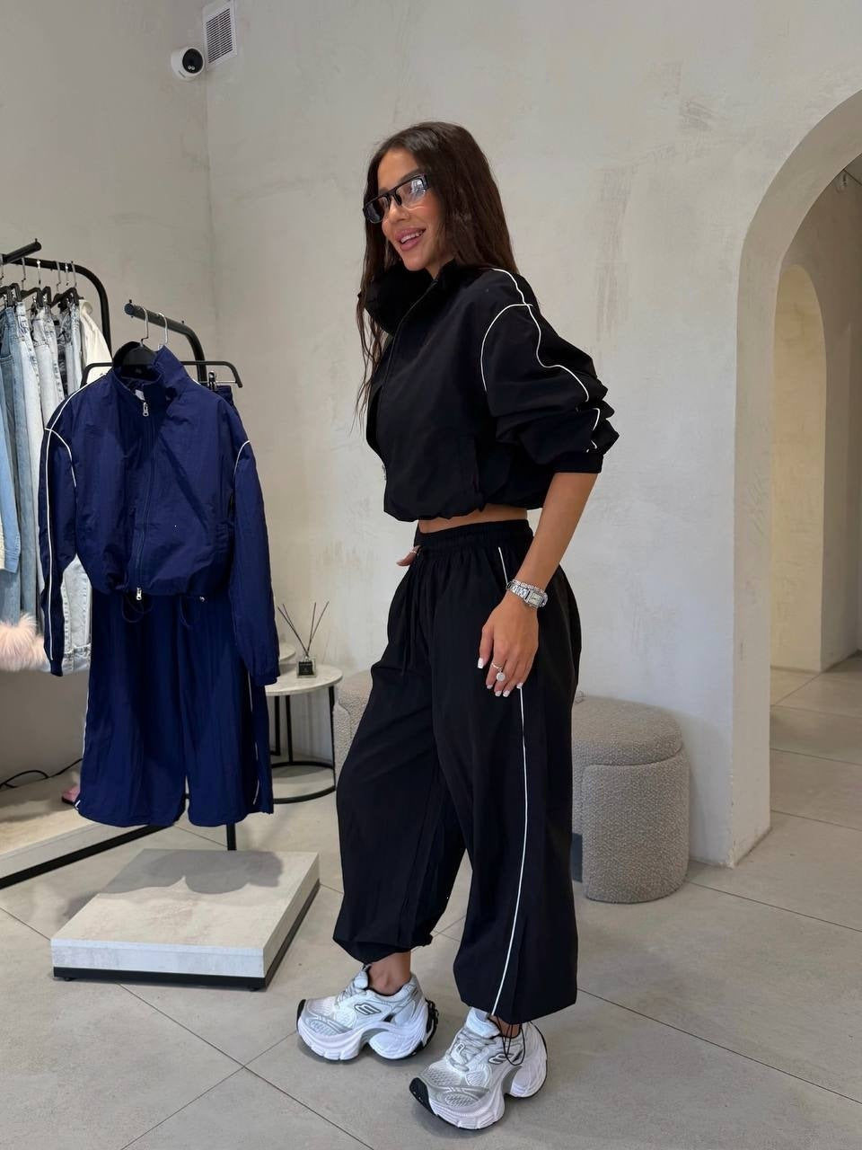 Damen Kurzgeschnittenes Windbreaker-Set mit weiter Trackhose und Kontrastpaspel Drune
