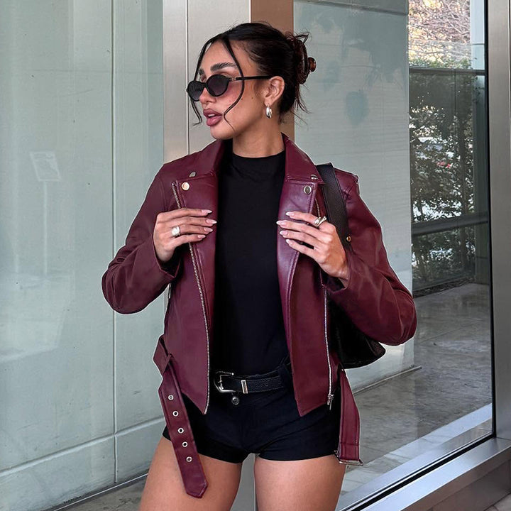 Damen nan taillierte Bikerjacke aus Kunstleder mit asymmetrischem Reißverschluss, metallischen Details und Taillengürtel Drune