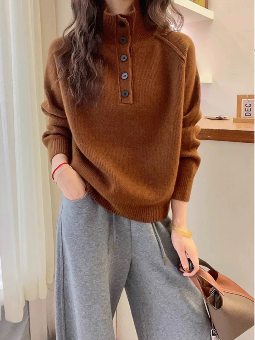 Damen Grobstrickpullover mit hochstehenden Kragen und dekorativen Knöpfen Drune