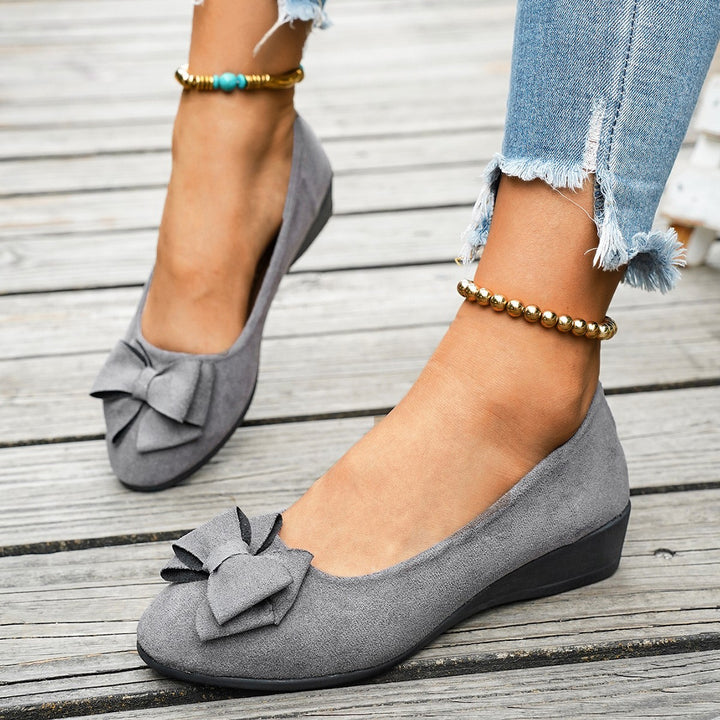 Damen  minimalistische Samt-Ballerina mit dekorativer Fußkette und ergonomischem Komfortfußbett Drune