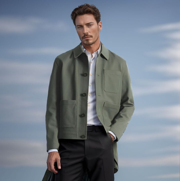 Herren Kurz‑Chorecoat mit Hemdkragen, aufgesetzten Taschen und minimalistischer Knopfleiste Drune