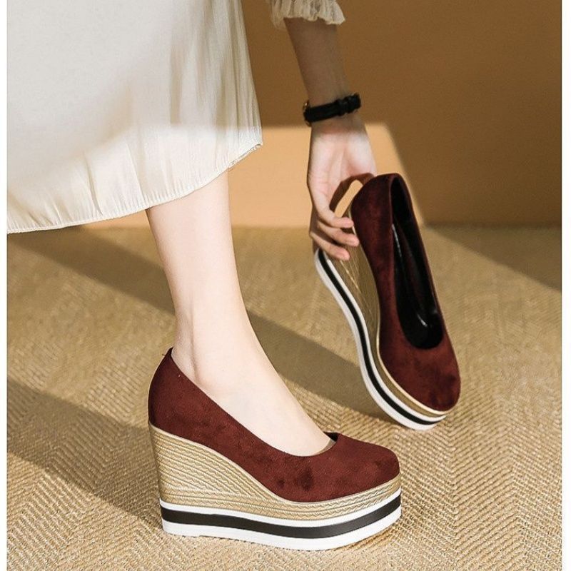 Damen Plateau-Keilpumps mit Bastkeil und Lack-Kroko-Optik Drune