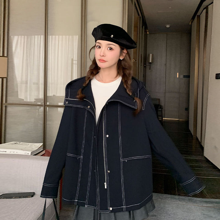 Damen Kurzjacke mit hohem Stehkragen, kontrastierenden Ziernähten und kastiger Oversize‑Silhouette Drune