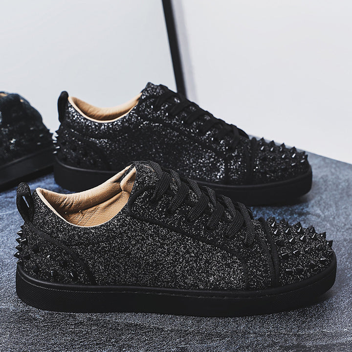 Damen glitzernder Low-Top Sneaker mit spitzem Nietenbesatz und gepolstertem Lederfutter Drune