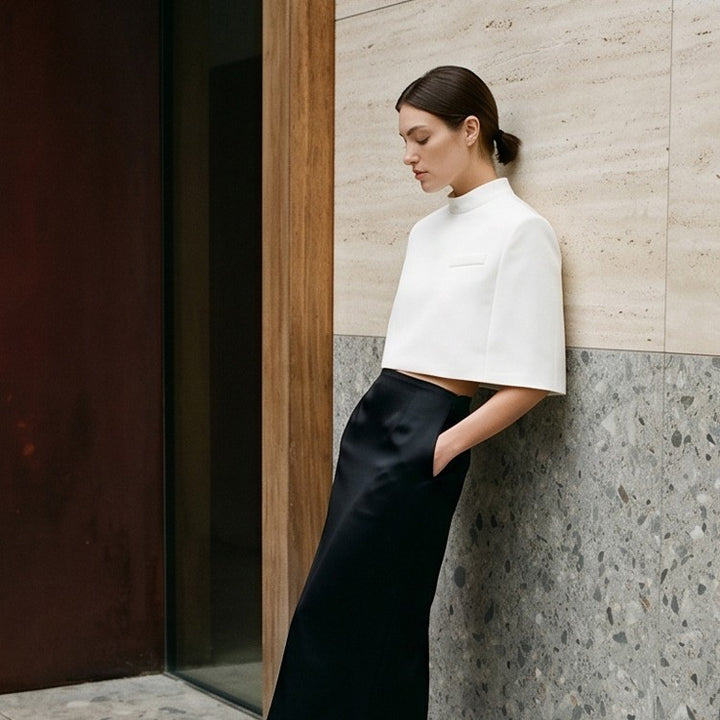 Damen Kurzgeschnittenes sculpturales Cape-Top mit Stehkragen Drune