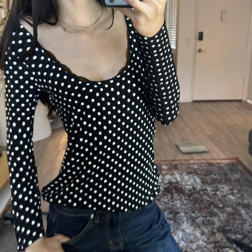 Damen nan figurbetontes Punktmuster‑Longsleeve mit Spitzenrand und dezentem Raffungseinsatz Drune