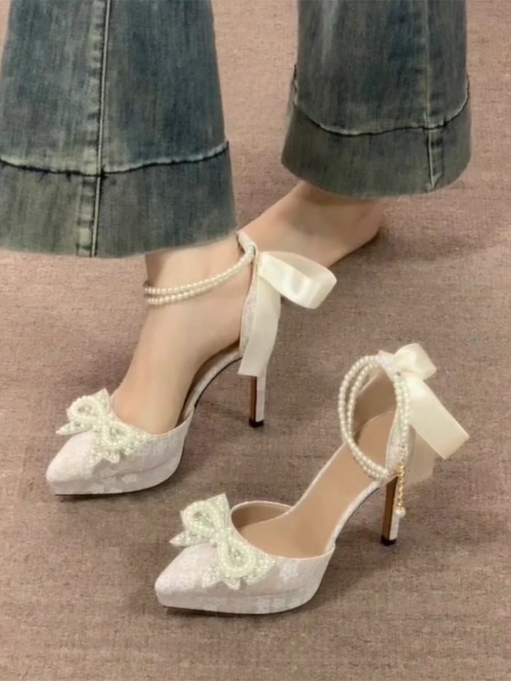 Damen Satin‑Pumps mit Spitzenüberzug, Perlen‑Schleifenapplikation und Perlenschnürchen Drune