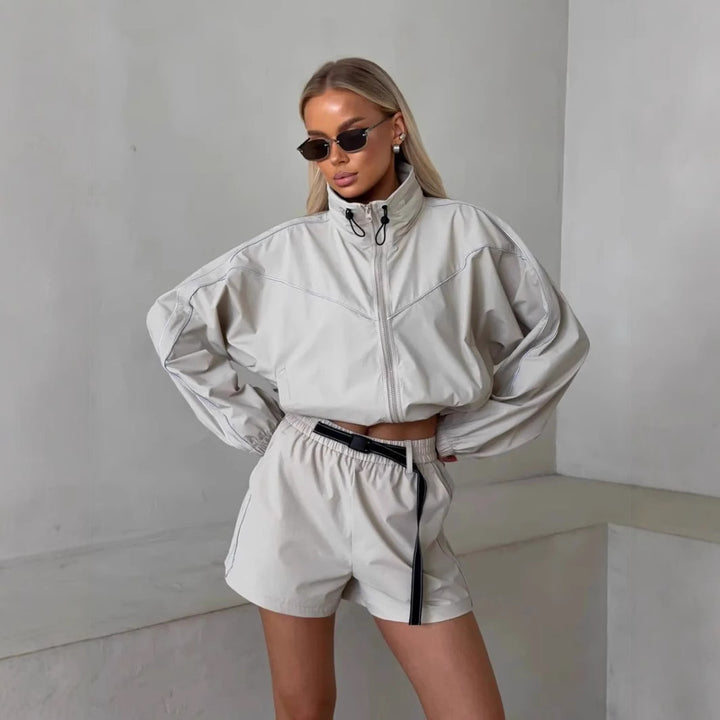 Damen sportliches Set bestehend aus Jacke mit hohem Kragen und Shorts im Urban Style