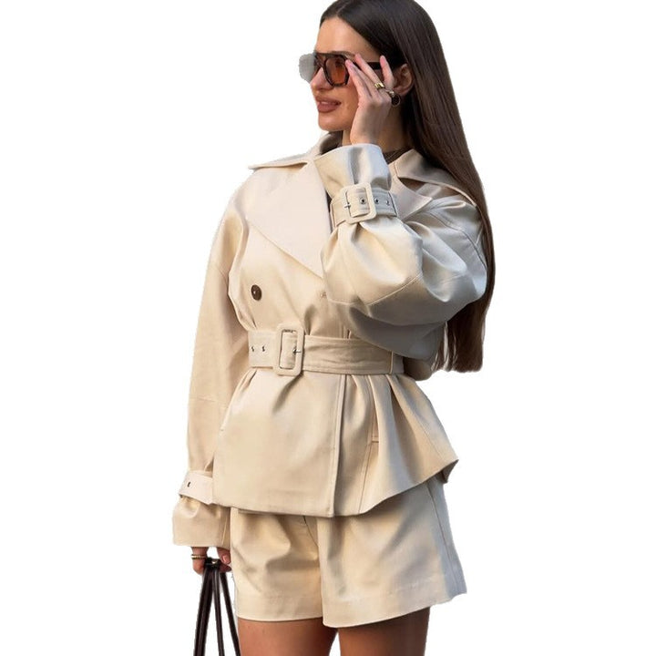 Damen Kurz-Trenchcoat mit tailliertem Gürtel, weitem Revers und kastiger Silhouette Drune