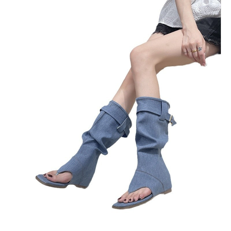 Damen nan wadenhoher Jeanslook-Stiefel mit Zehensteg offener Zehenpartie und verstellbarem Schnallenriemen Drune