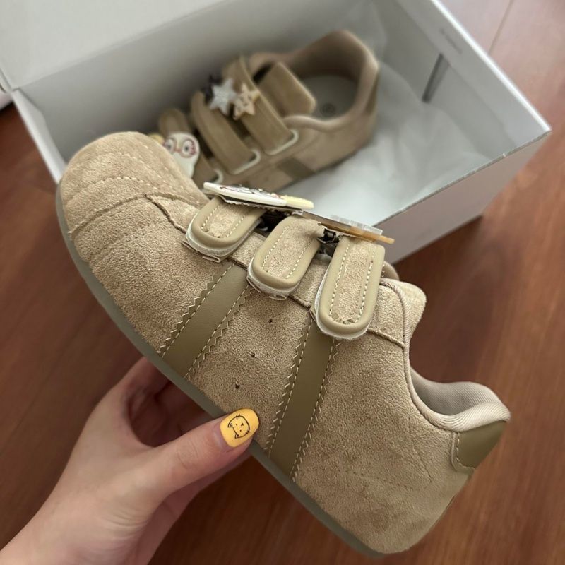 Damen Veloursleder-Sneakers mit praktischen Klettverschlüssen und verspielten Anhängern Drune
