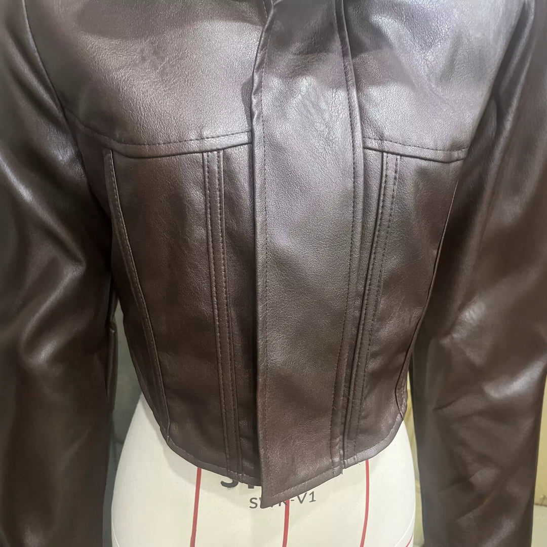 Damen Kurze taillierte Lederoptik‑Jacke mit Stehkragen und femininer Brustabsteppung Drune