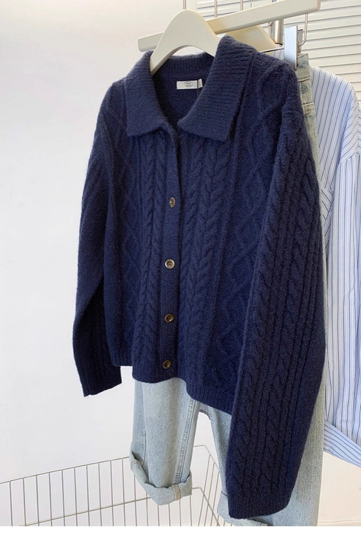 Damen Strickjacke mit Zopfmuster, Umlegekragen und Knopfleiste Drune