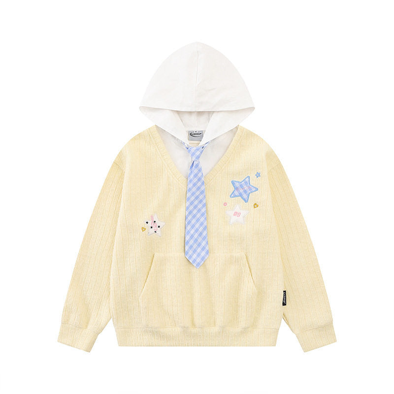 Damen Kapuzenpullover mit V‑Ausschnitt, angenähter Krawatten‑Applikation und Sternpatches Drune