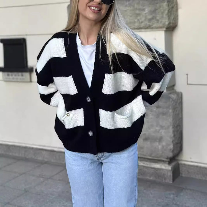 Damen kuschelige Strickjacke mit auffälligem Streifenmuster und praktischen Taschen Drune