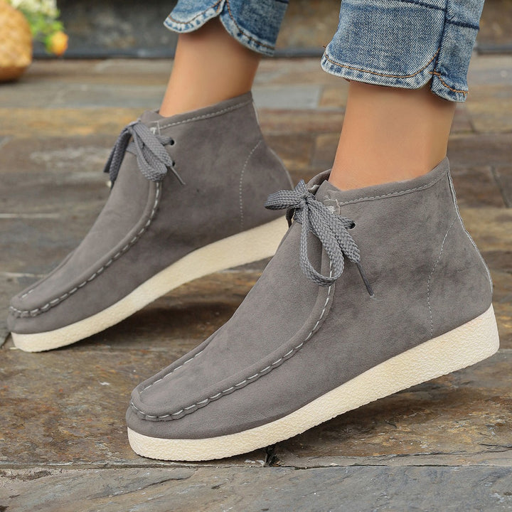 Damen knöchelhoher Mokassin-Boot mit Wildlederoptik, getragener Moccasin-Naht, dämpfender Crepe-Laufsohle und robusten Schnürsenkeln Drune