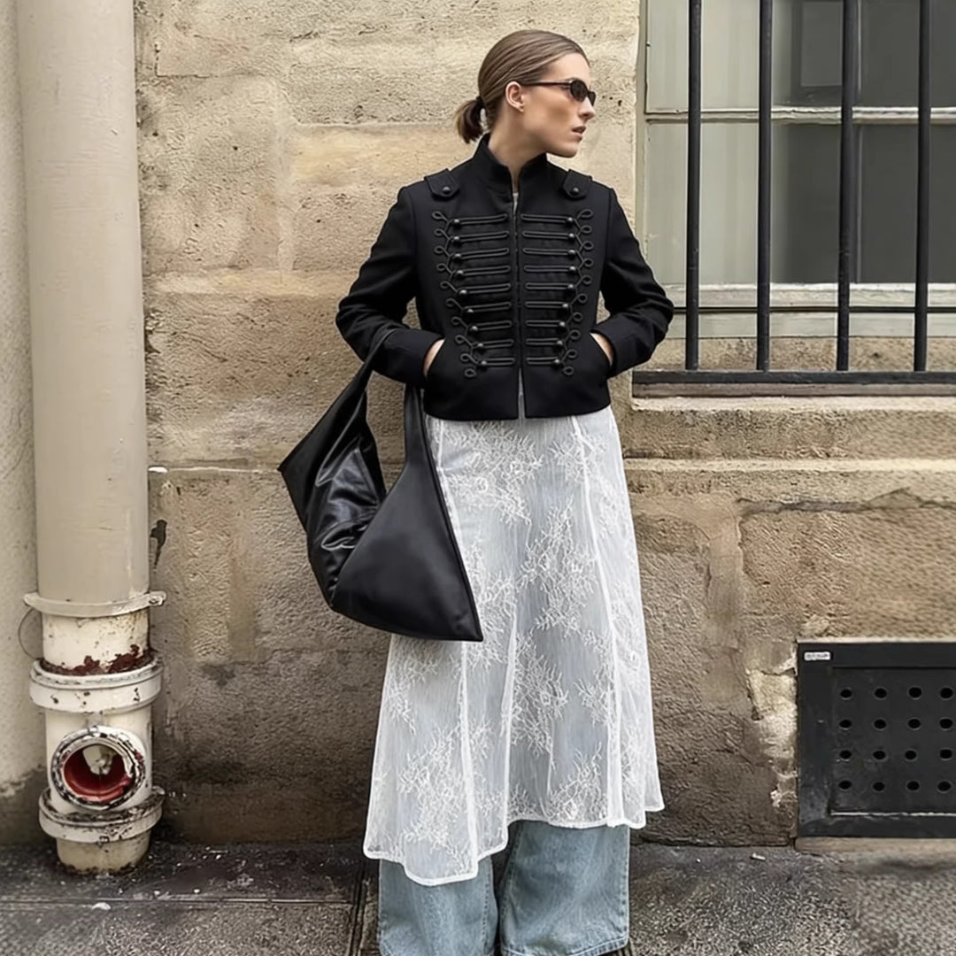 Damen 700+ taillierte Cropped‑Militärjacke mit Stehkragen, Zierkordeln und dekorativen Metallknöpfen Drune