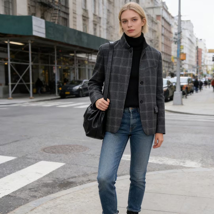 Damen Kastenblazer mit Stehkragen, asymmetrischer Ein-Knopf-Leiste und feinem Karodessin Drune