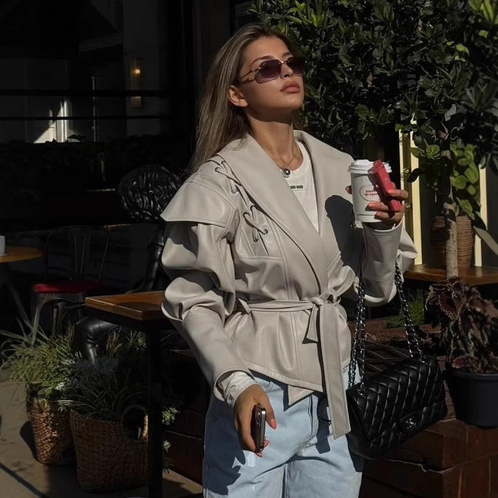 Damen 100+ kurze Wickeljacke mit Bindegürtel und Ösen‑Schnürdetail Drune