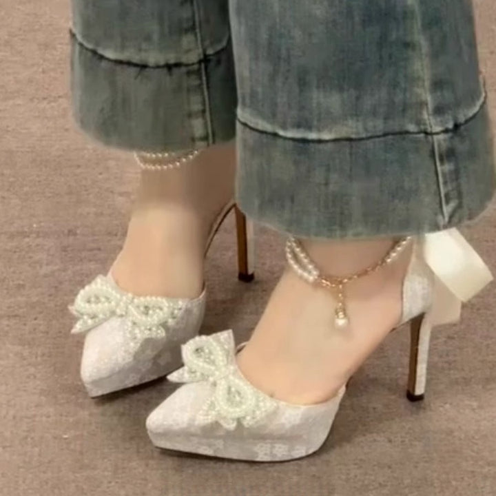 Damen Satin‑Pumps mit Spitzenüberzug, Perlen‑Schleifenapplikation und Perlenschnürchen Drune