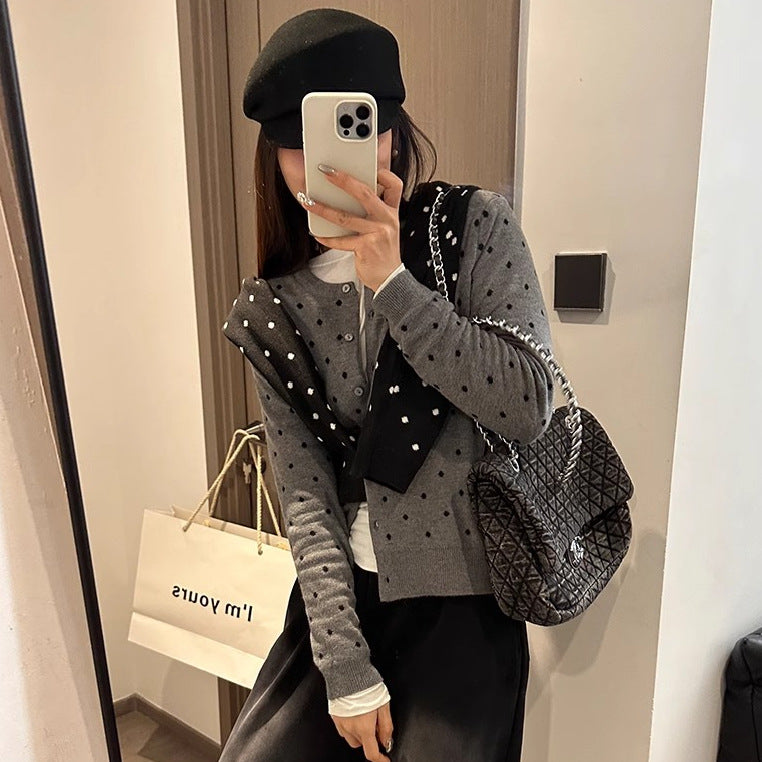 Damen Cardigan mit modernen Punkten und feiner Knopfleiste