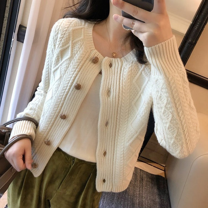 Damen Strickjacke mit strukturiertem Zopfmuster und Holzknöpfen Drune