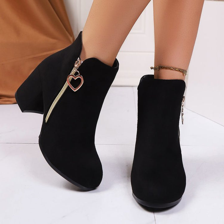 Damen Knöchel‑Stiefeletten aus Velours mit breitem Blockabsatz und Herz‑Reißverschluss Drune