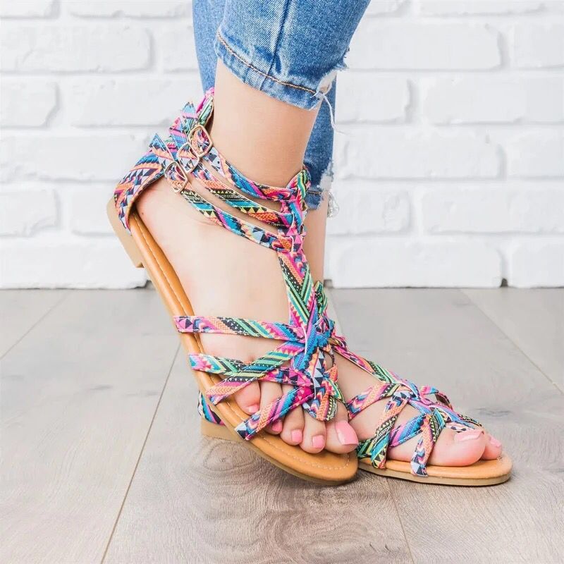 Damen Boho-Sandalen mit verstellbaren Knöchelriemen und Ethno‑Print Drune