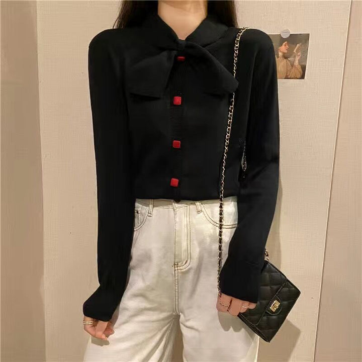 Damen Bluse mit elegantem Schleifenkragen und dekorativen Knopfdetails Drune