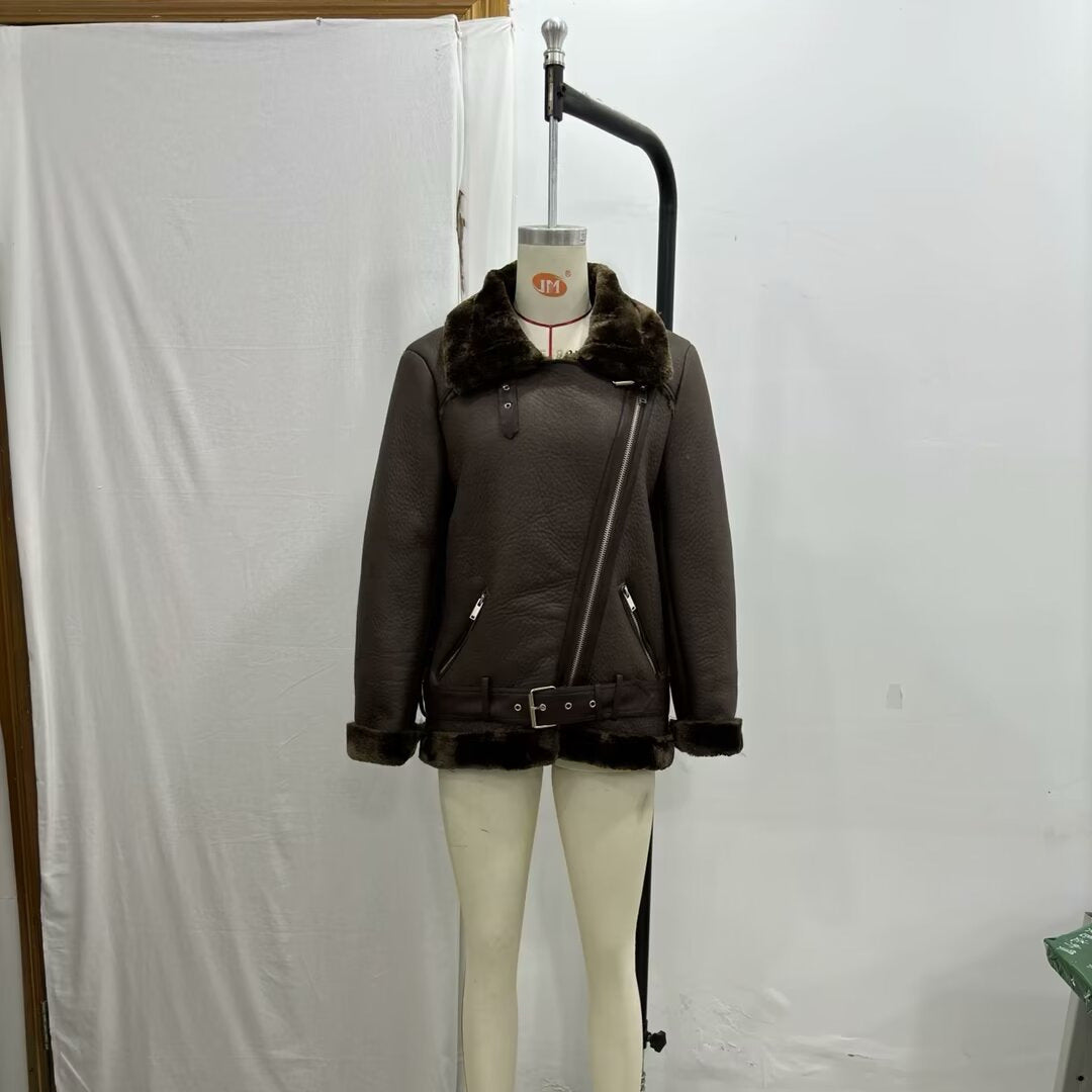 Damen nan taillierte Bikerjacke im Aviator‑Look mit Kunstfellfutter, asymmetrischem Reißverschluss und Taillengürtel Drune