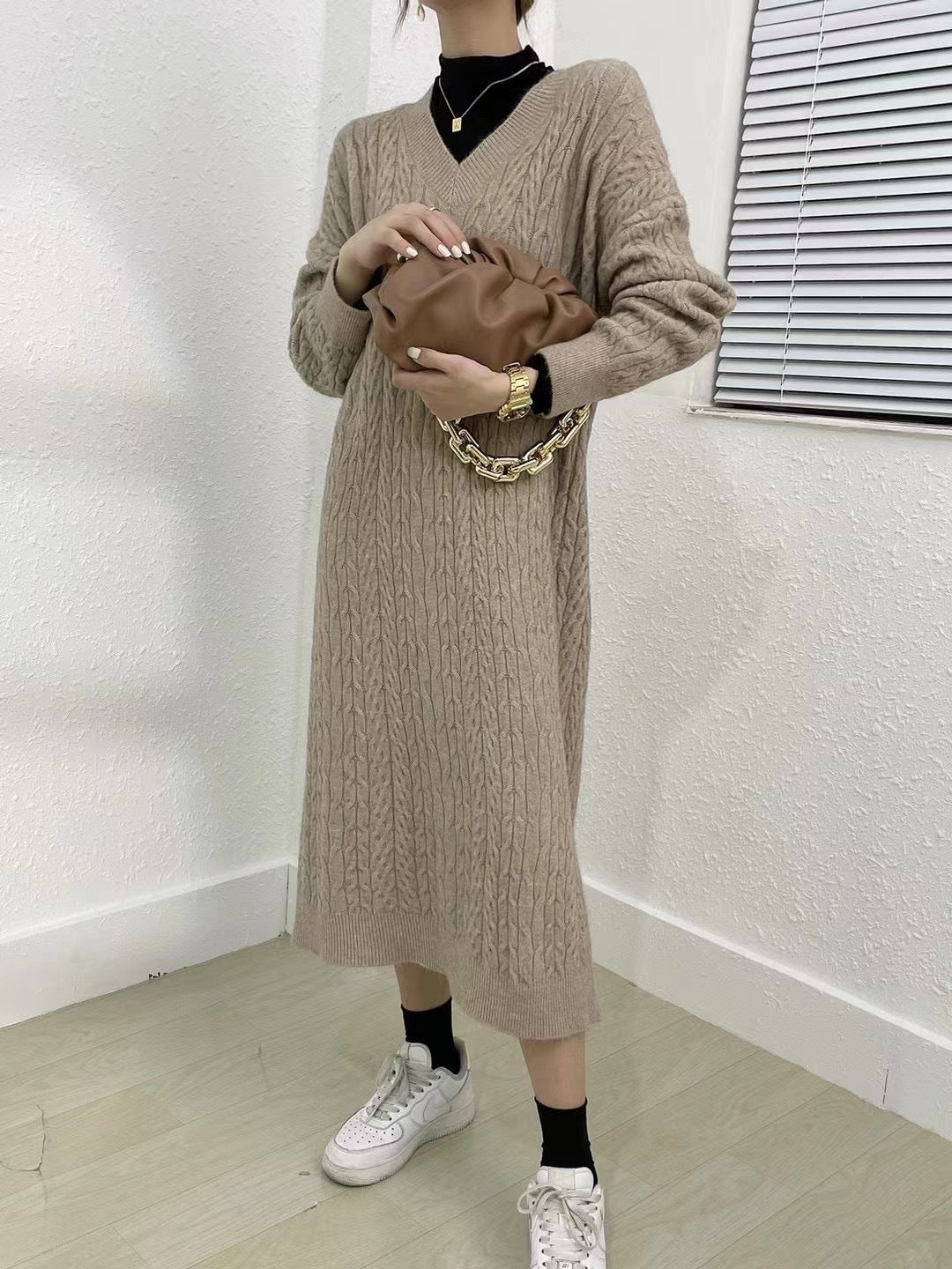 Damen Strickkleid mit Zopfmuster und tiefem V-Ausschnitt Drune