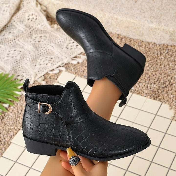 Damen Western-inspirierte Stiefelette mit spitzer Zehenpartie und dekorativer Metallschnalle Drune